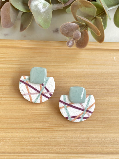 Pendientes geométricos con diseño lineal hechos a mano
