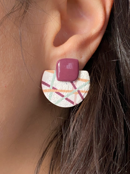Detalle de rombo superior esmaltado en pendientes Crossroads