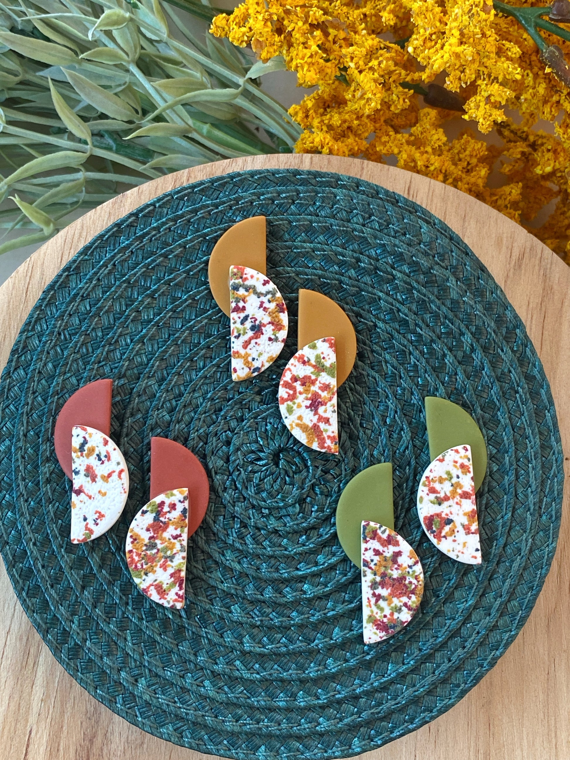 Pendientes de semicírculos superpuestos diseño Confetti Otoño