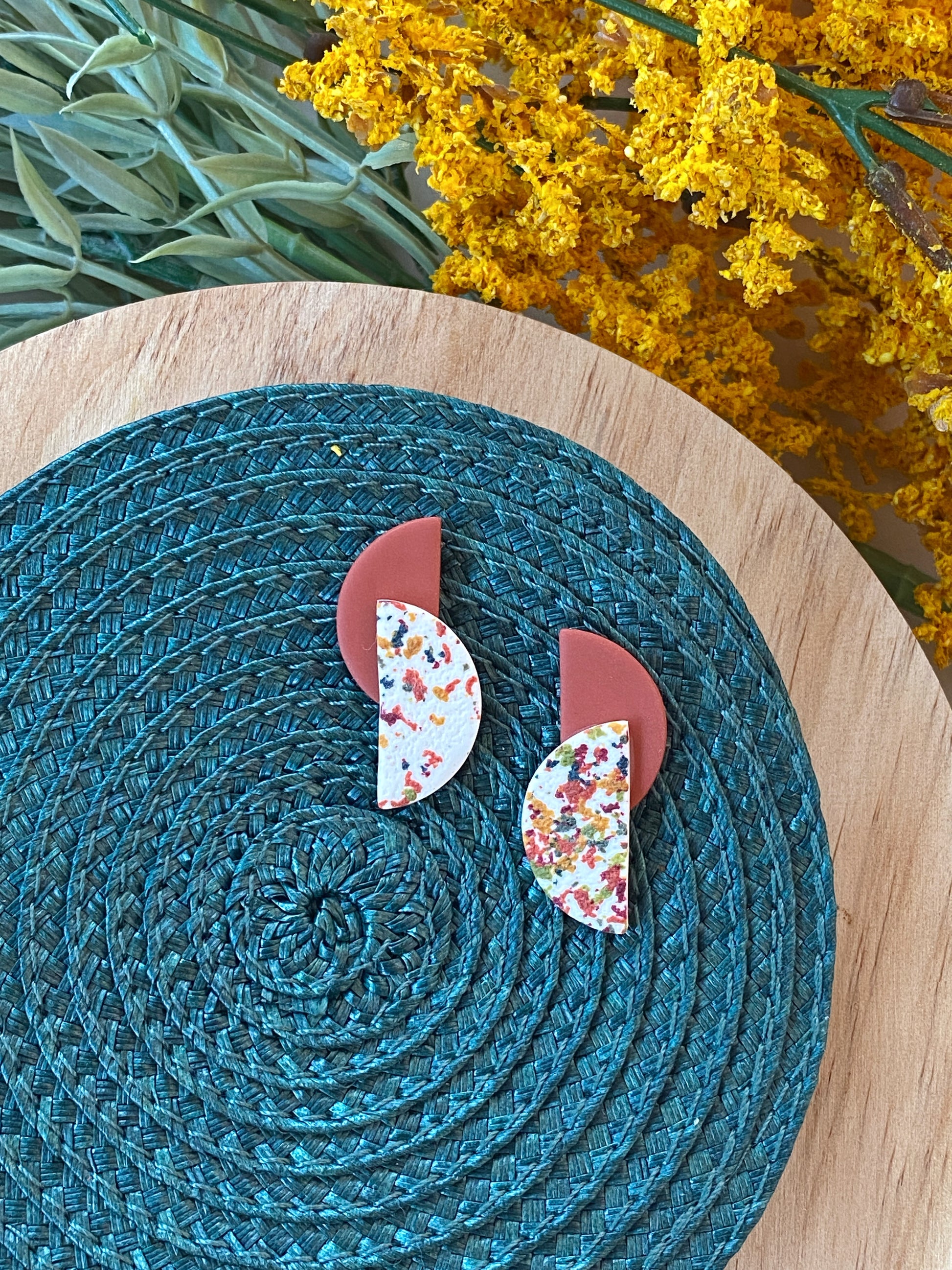 Pendientes artesanales con forma de semicírculo en tonos otoñales