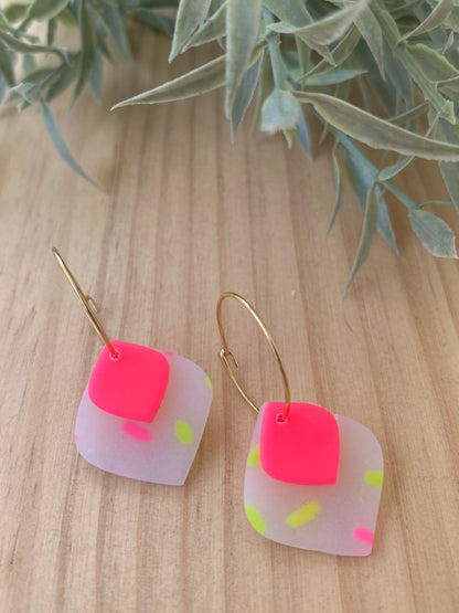 Pendientes geométricos de arcilla polimérica – Rombos Sprinkles neón