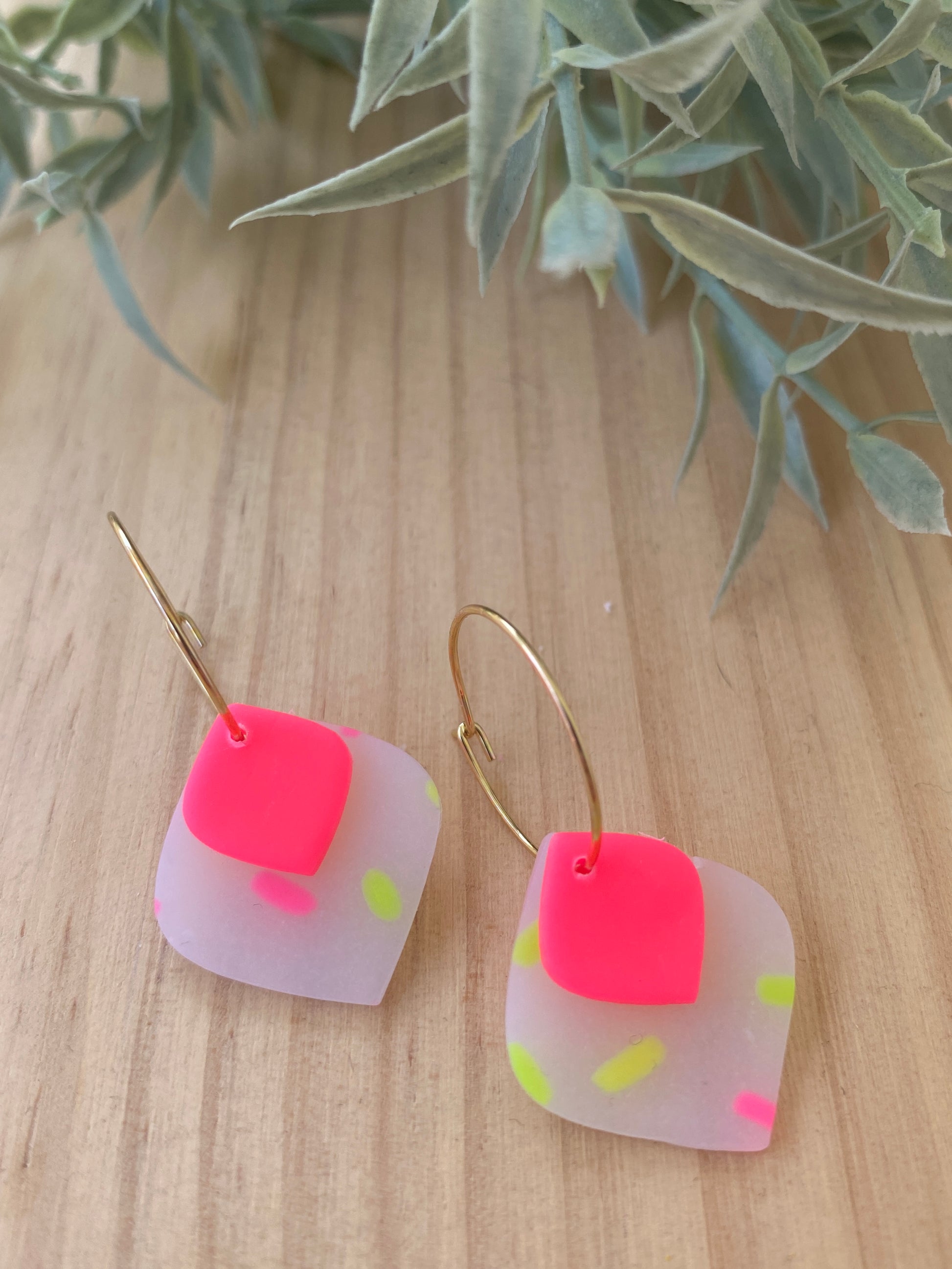 Pendientes geométricos de arcilla polimérica rombos sprinkles neón rosa 