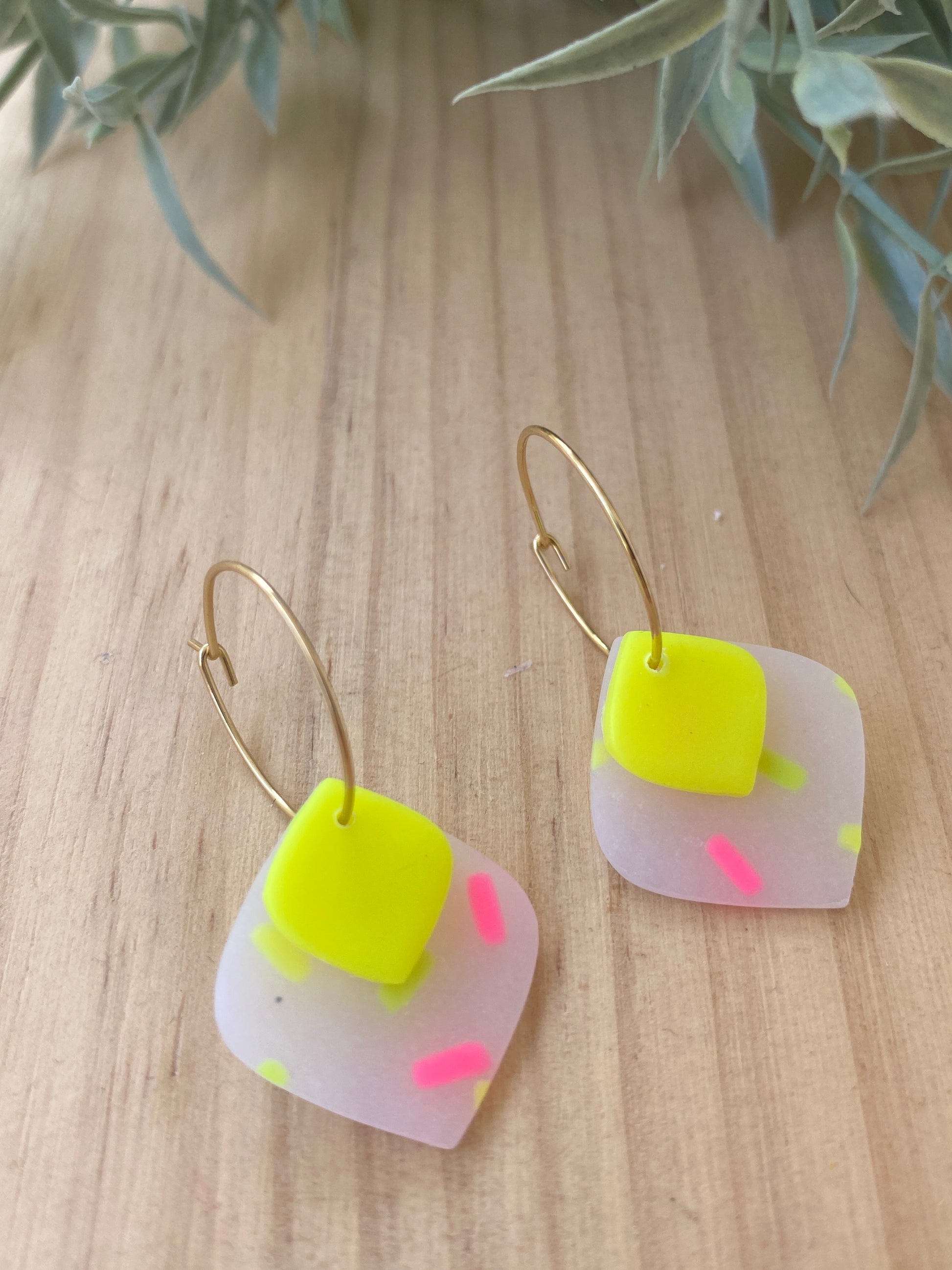 Pendientes geométricos de arcilla polimérica rombos sprinkles neón amarillo 