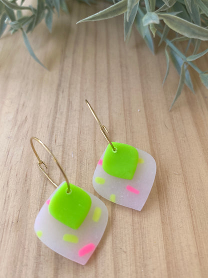 Pendientes geométricos de arcilla polimérica rombos sprinkles neón verde 