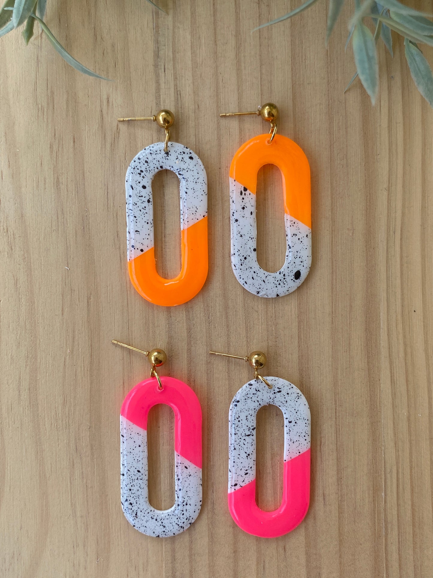 Pendientes ovalados de arcilla polimérica artesanales en color neón bicolor con motas negras – Kitxeti