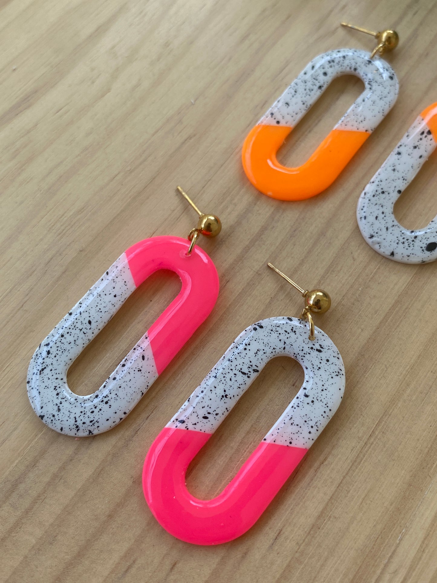 Pendientes ovalados de arcilla polimérica artesanales en color neón bicolor con motas negras – Kitxeti