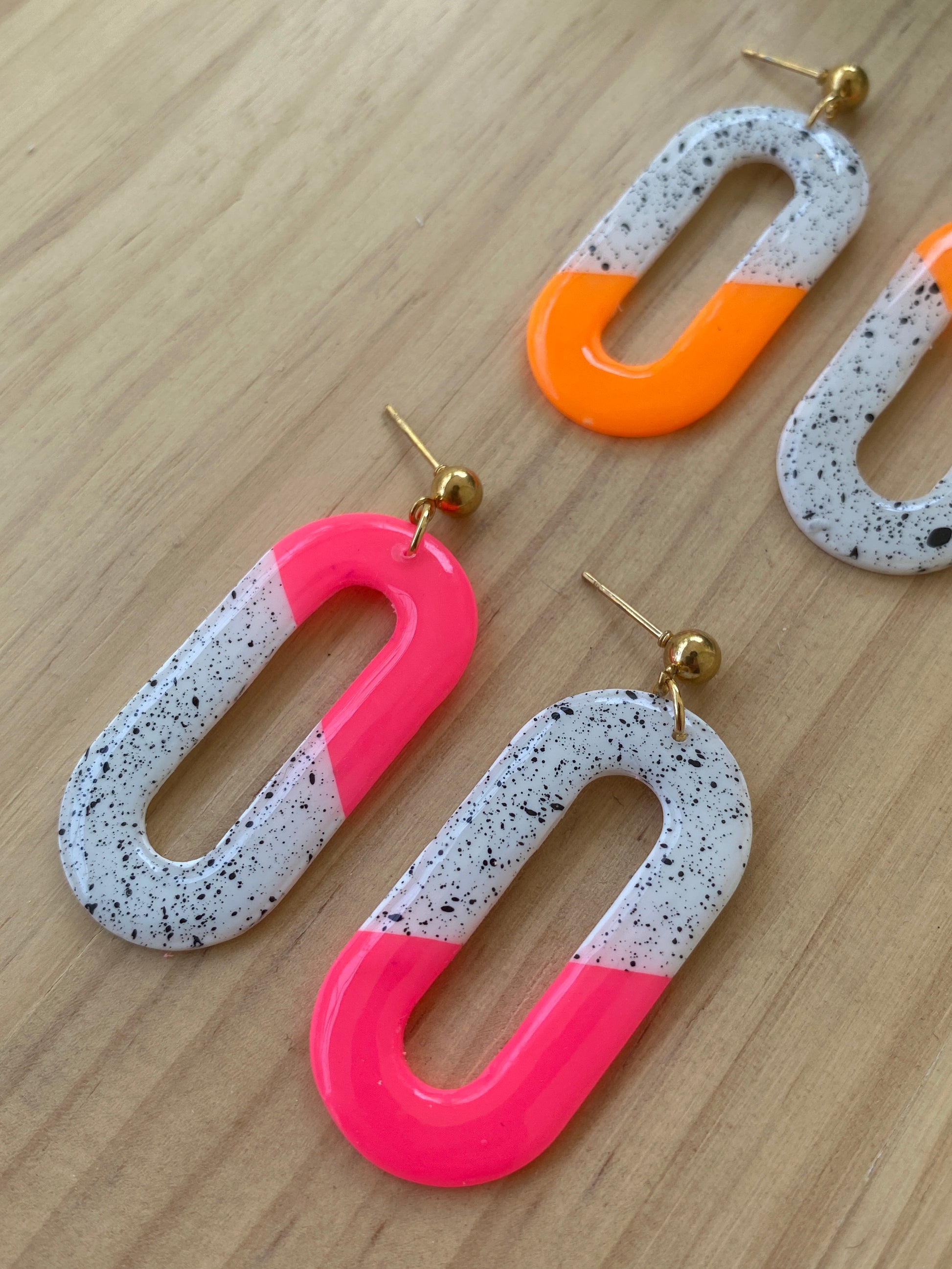 Pendientes ovalados de arcilla polimérica artesanales en color neón bicolor con motas negras – Kitxeti