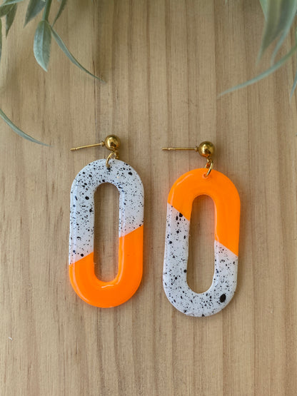 Pendientes ovalados de arcilla polimérica artesanales en color naranja neón bicolor con motas negras – Kitxeti