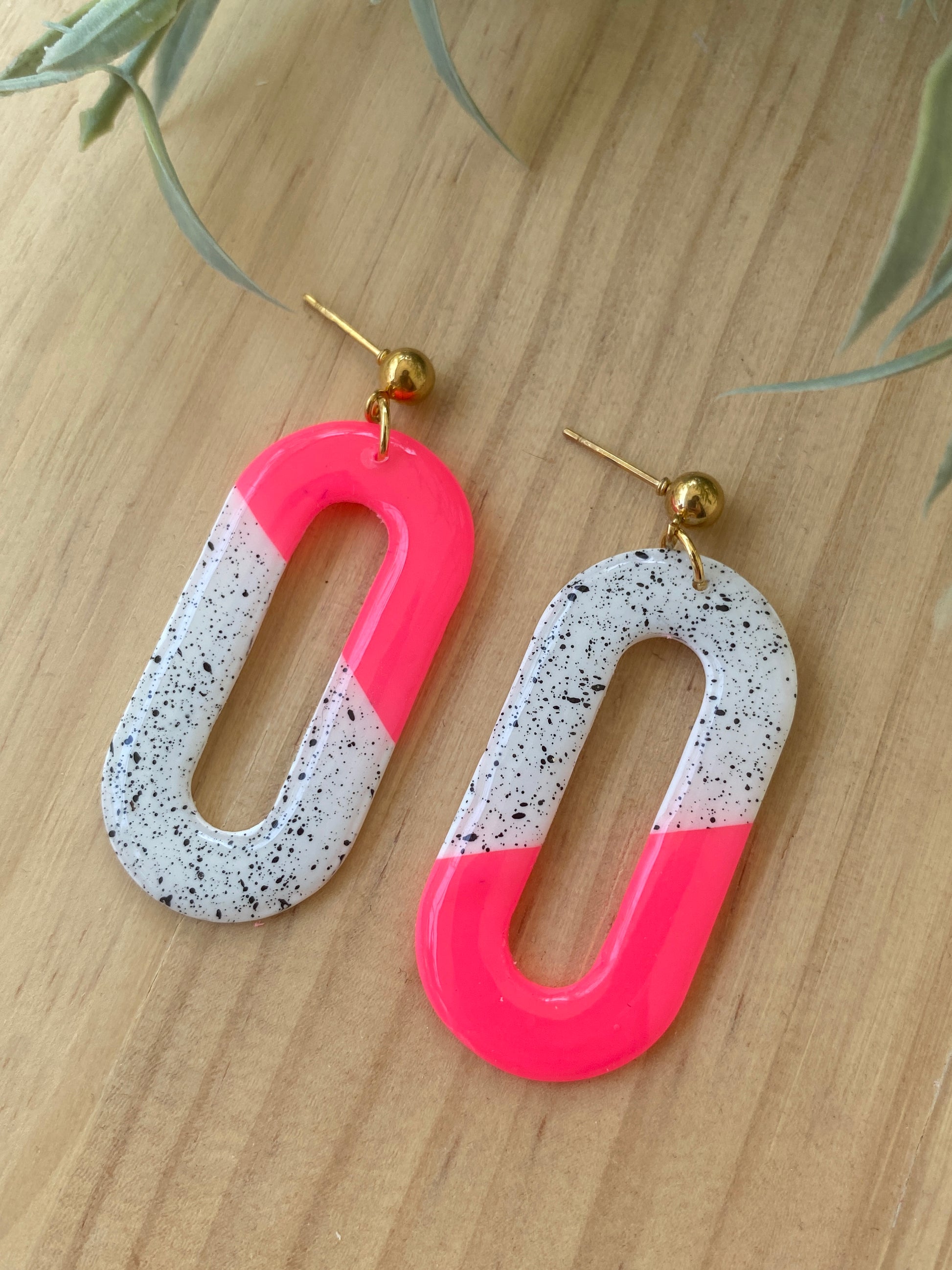 Pendientes ovalados de arcilla polimérica artesanales en color rosa neón bicolor con motas negras – Kitxeti