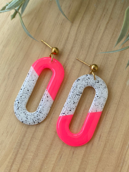 Pendientes ovalados de arcilla polimérica artesanales en color rosa neón bicolor con motas negras – Kitxeti