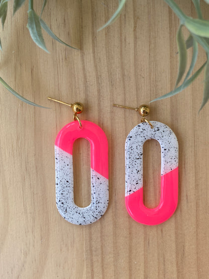 Pendientes ovalados de arcilla polimérica artesanales en color rosa neón bicolor con motas negras – Kitxeti