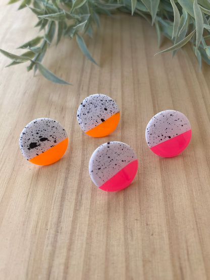 Pendientes circulares de arcilla polimérica artesanales en color neón bicolor con motas negras – Kitxeti