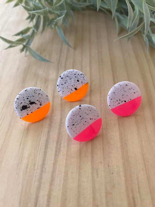 Pendientes circulares de arcilla polimérica artesanales en color neón bicolor con motas negras – Kitxeti