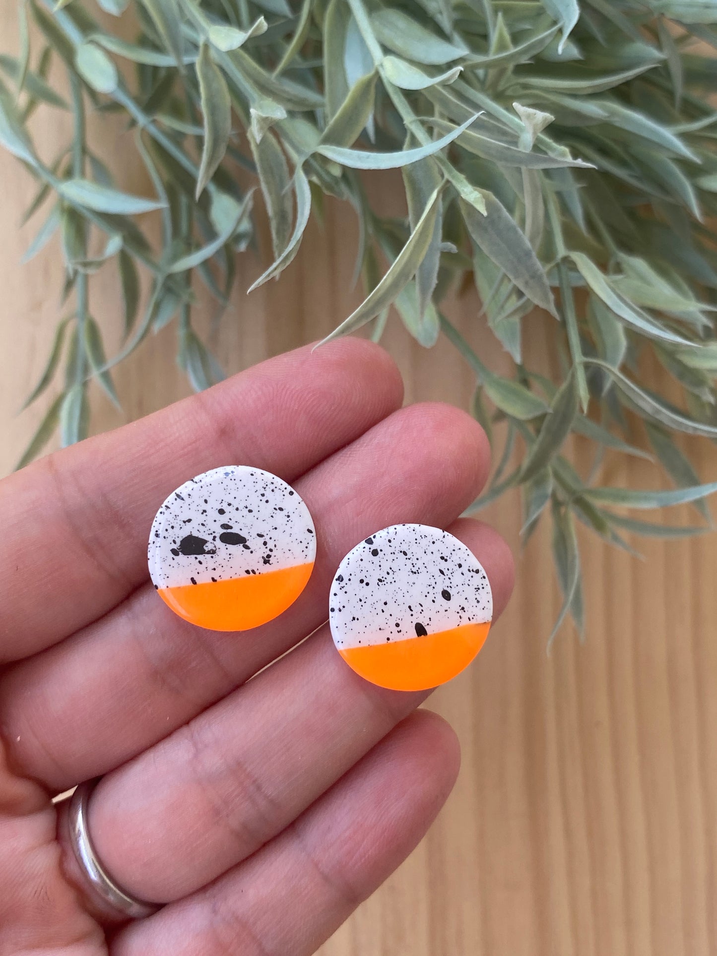 Pendientes ovalados de arcilla polimérica artesanales en color naranja neón bicolor con motas negras – Kitxeti