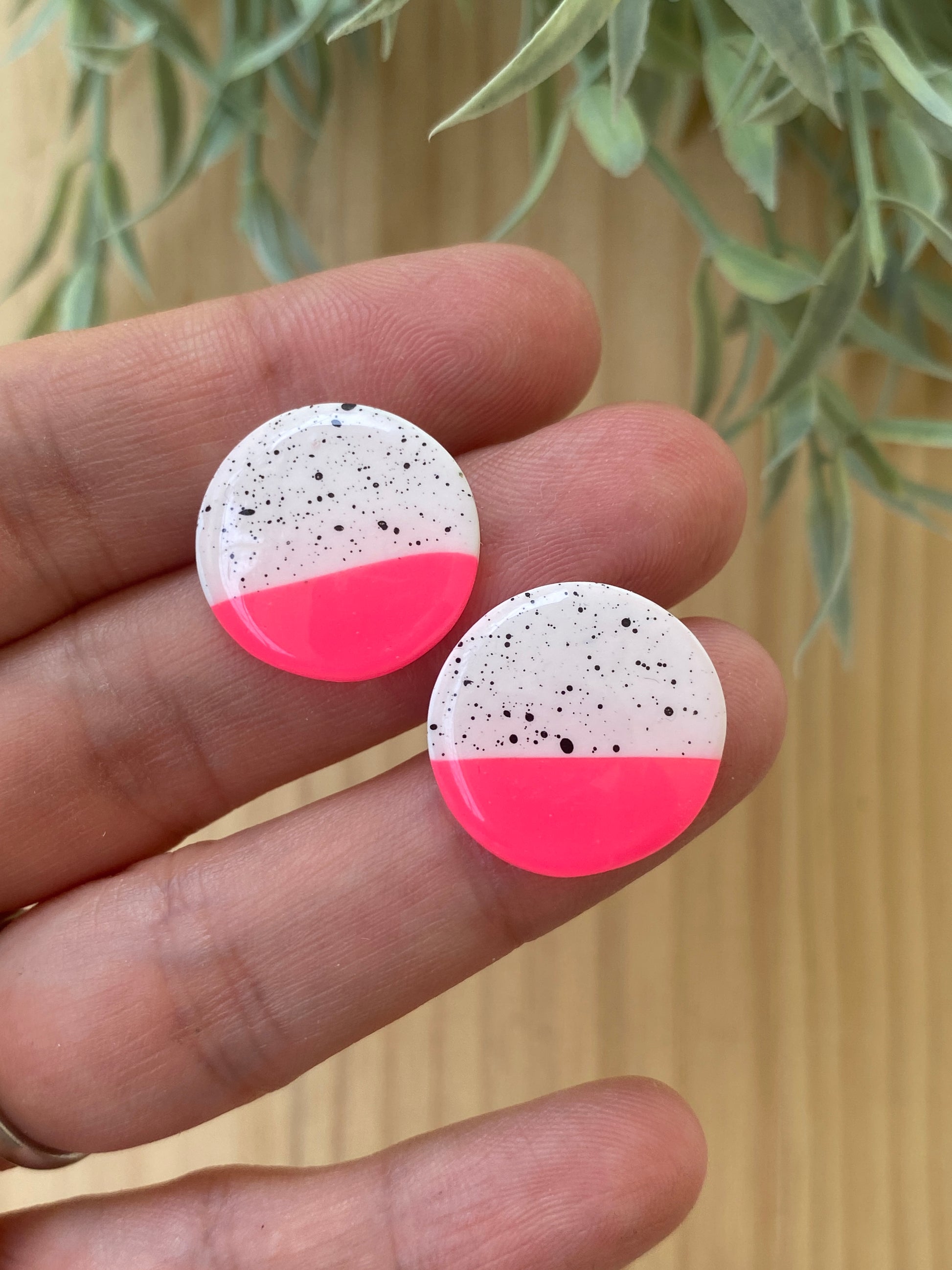 Pendientes ovalados de arcilla polimérica artesanales en color rosa neón bicolor con motas negras – Kitxeti