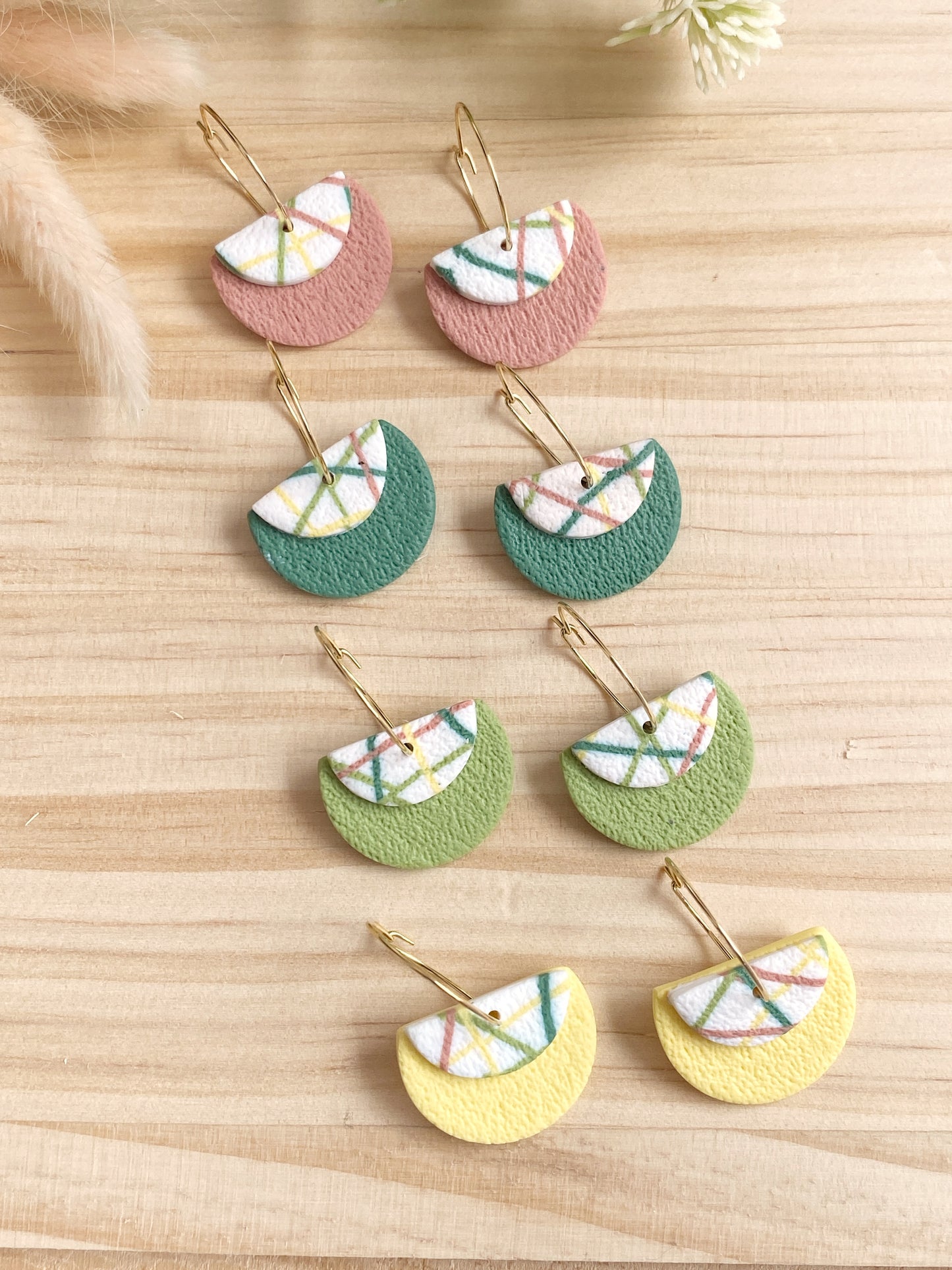 Pendientes de semicírculo con estampado Crossroads sobre base texturizada