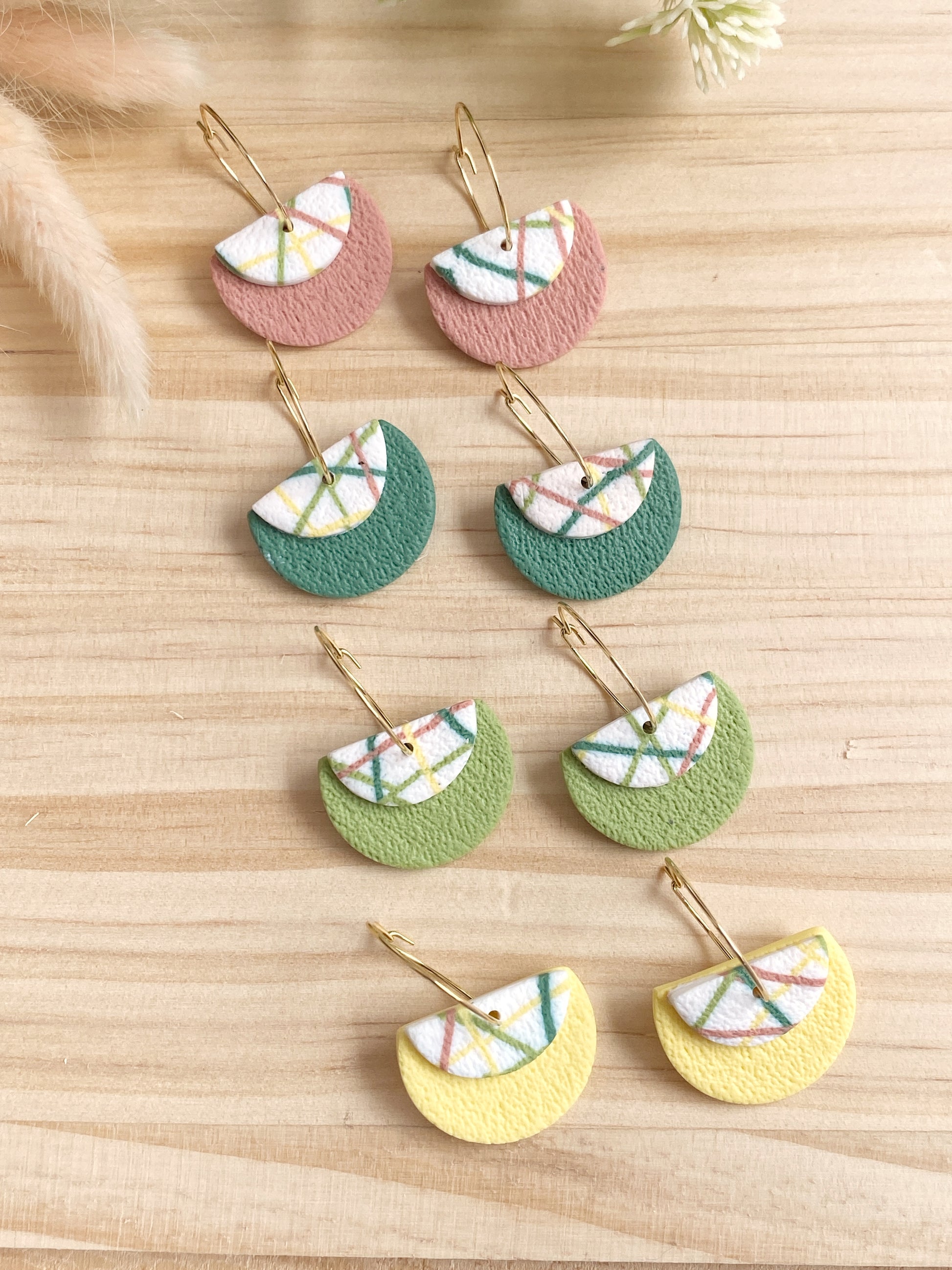 Pendientes de semicírculo con estampado Crossroads sobre base texturizada