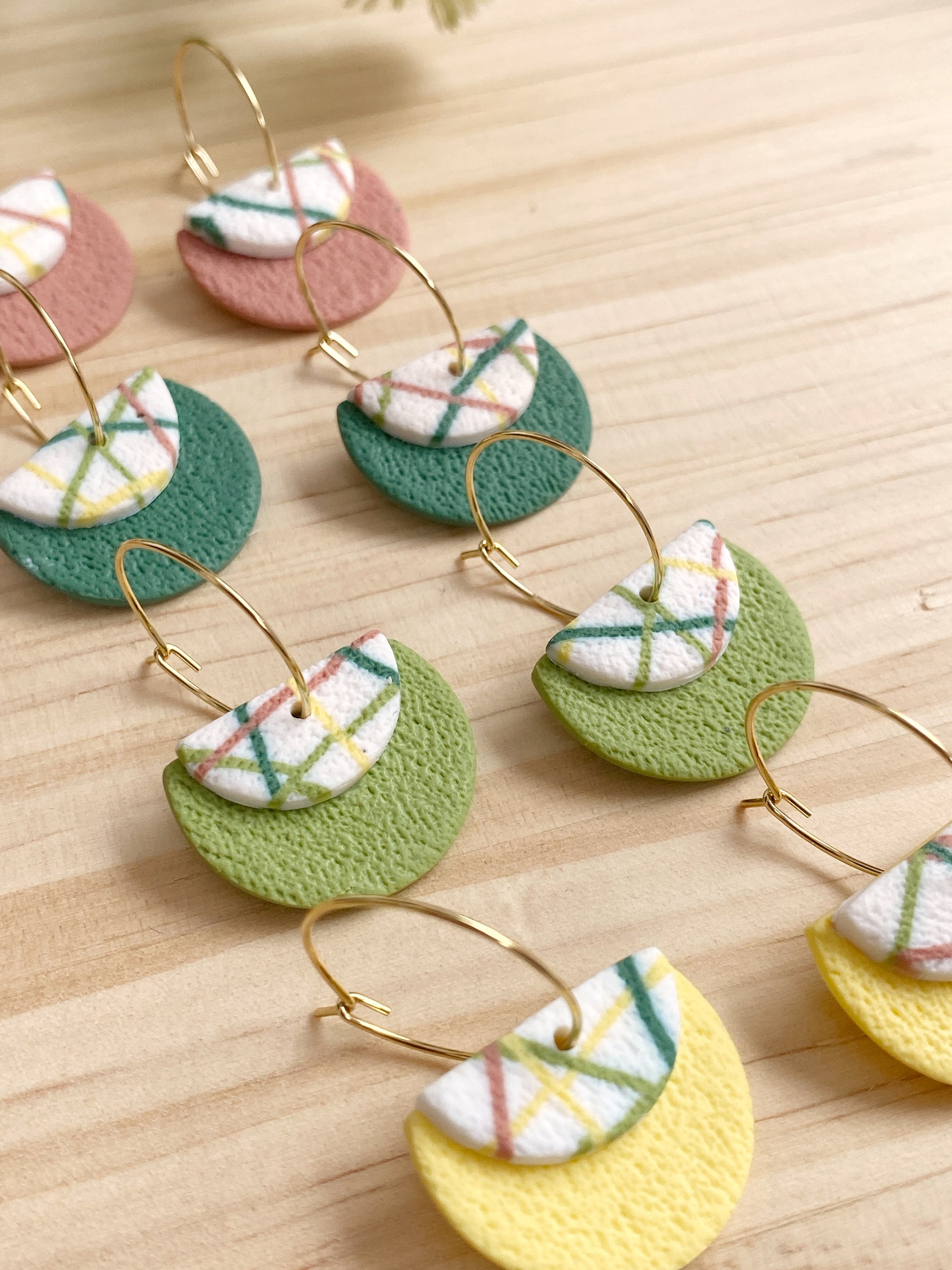 Detalle de pendientes colgantes con aro dorado