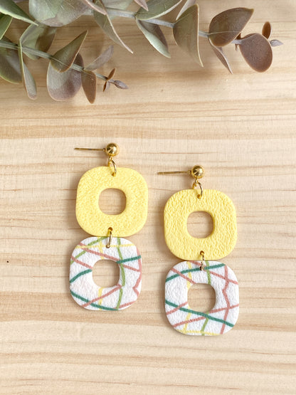 Pendientes artesanales con estampado lineal Crossroads
