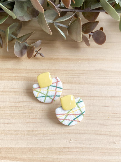 Detalle de pendientes con acabado en resina tonos primaverales