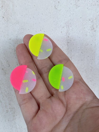 Pendientes geométricos de arcilla polimérica círculo sprinkles neón – Kitxeti