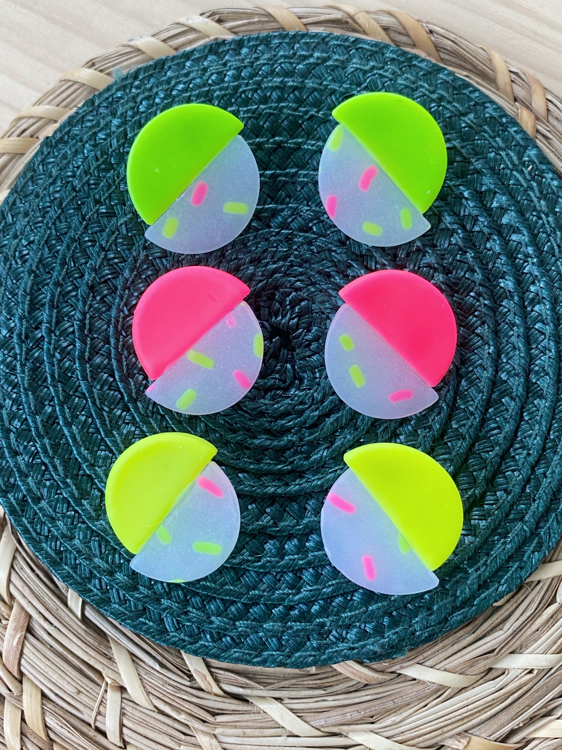 Pendientes geométricos de arcilla polimérica círculo sprinkles colores neón – Kitxeti