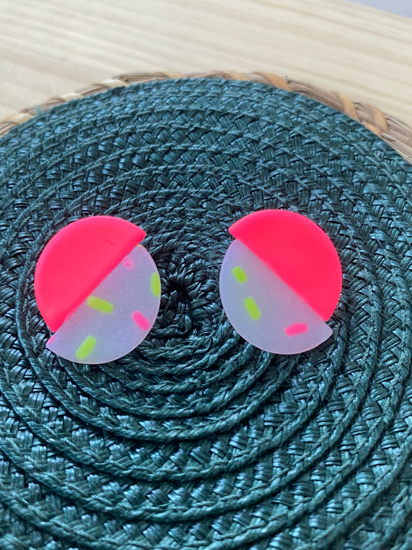 Pendientes geométricos de arcilla polimérica círculo sprinkles neón rosa – Kitxeti