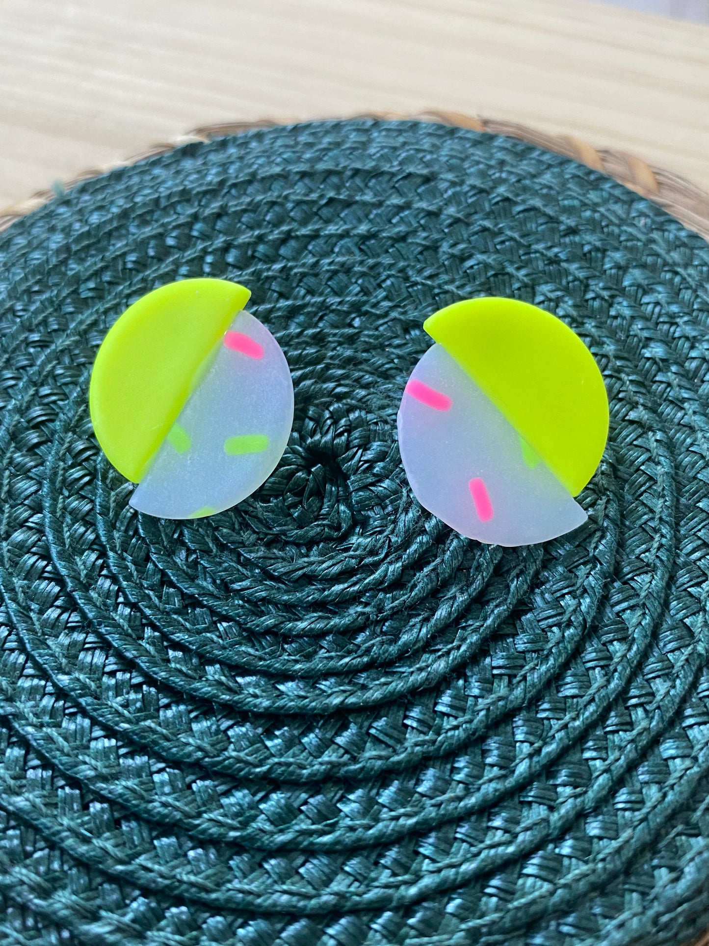 Pendientes geométricos de arcilla polimérica círculo sprinkles neón amarillo – Kitxeti