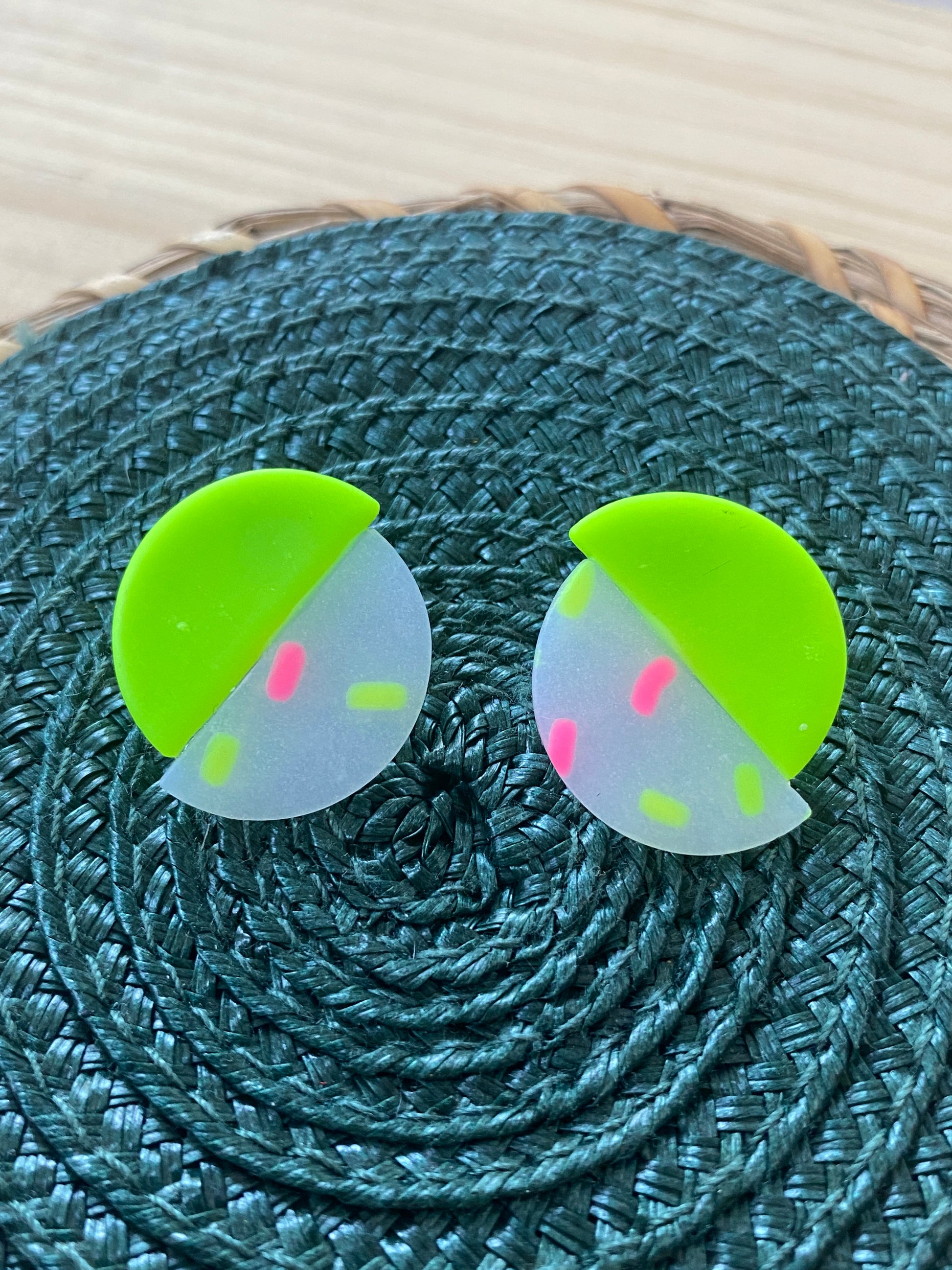 Pendientes geométricos de arcilla polimérica círculo sprinkles neón verde – Kitxeti