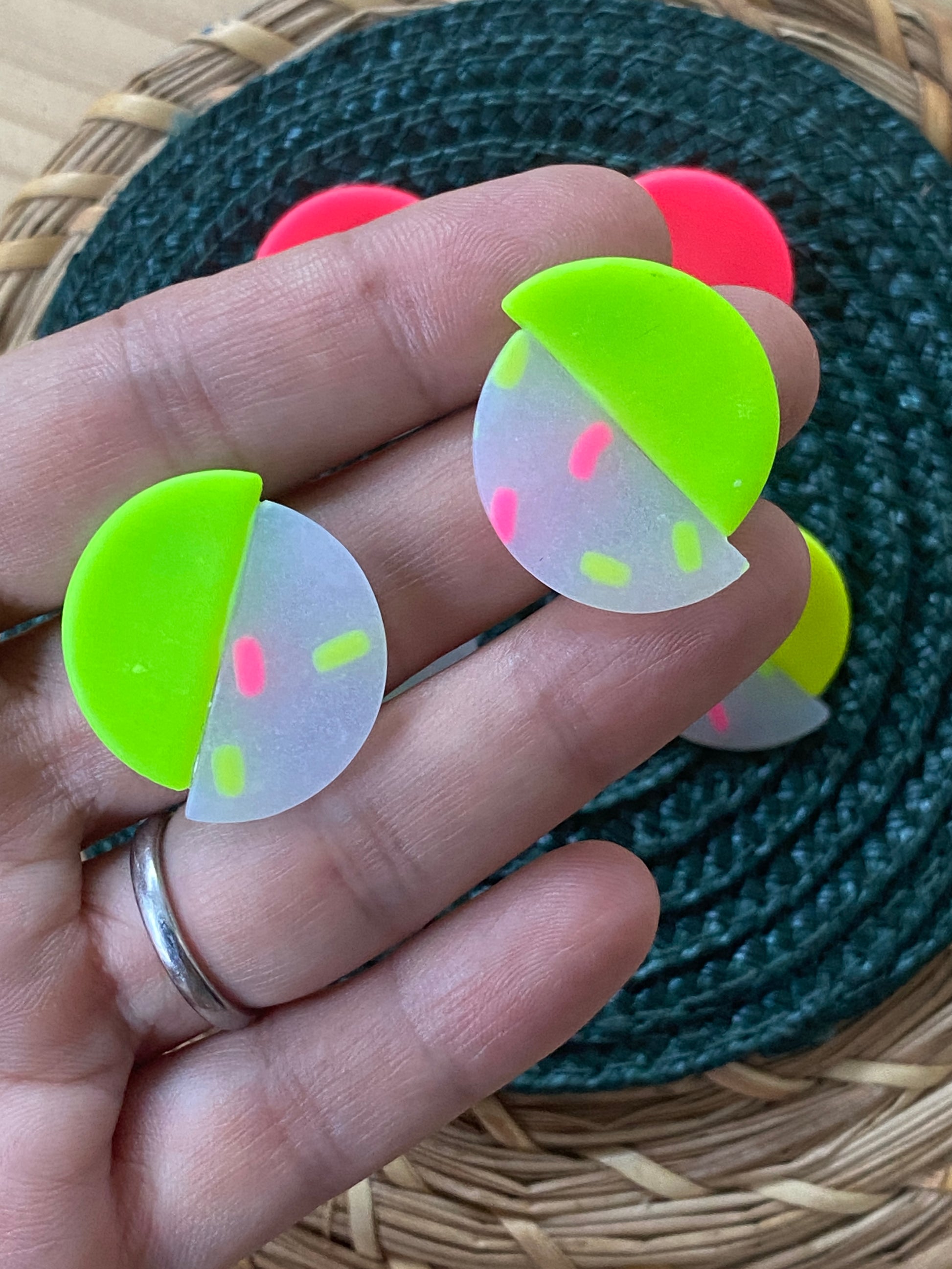 Pendientes geométricos de arcilla polimérica círculo sprinkles neón verde – Kitxeti
