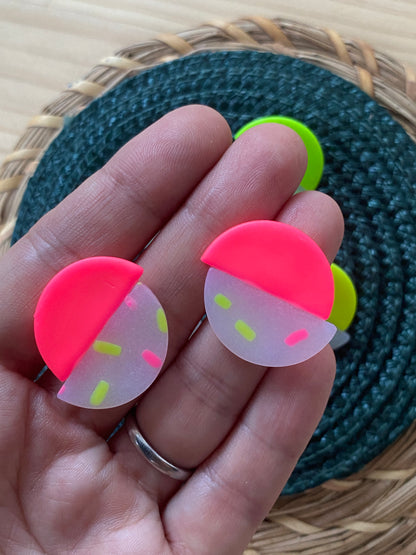 Pendientes geométricos de arcilla polimérica círculo sprinkles neón rosa – Kitxeti