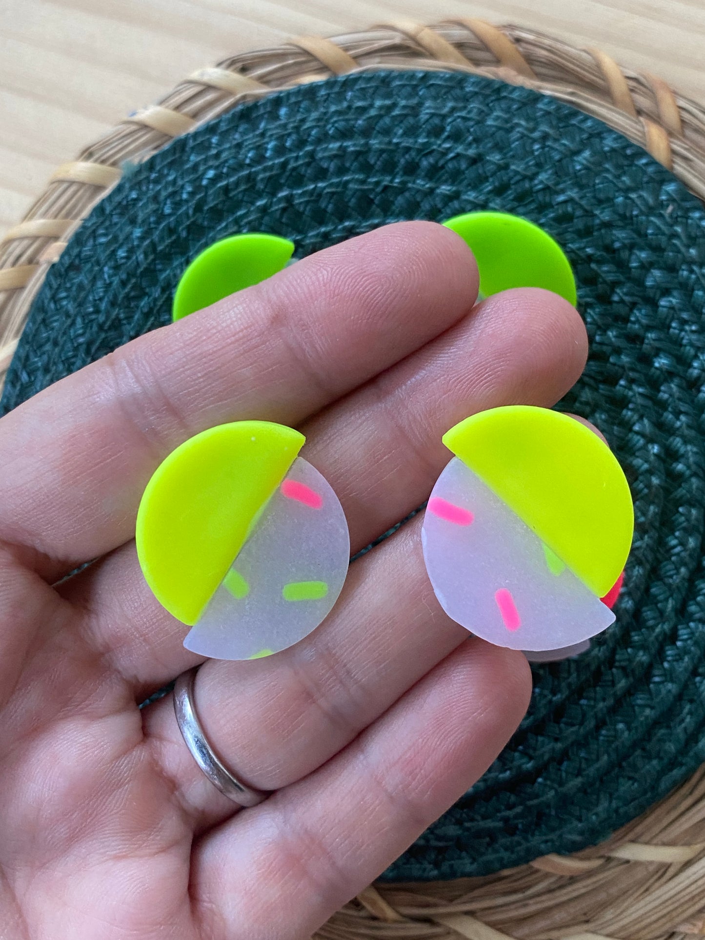 Pendientes geométricos de arcilla polimérica círculo sprinkles neón amarillo – Kitxeti